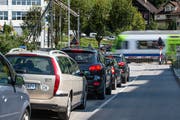 Stau vor dem geschlossenen Bahnübergang. Künftig sollen hier nur noch Velos und Fussgänger die Bahnlinie queren. (Bild Roger Grütter)