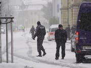Ein Teil der Bözingenstrasse in Biel war am Mittwoch gesperrt, nachdem sich eine bewaffnete Person in einem Gebäudede verschanzt hatte. Der mehrstündige Spuk lief letztlich glimpflich ab. Die Polizei konnte zwei Männer in Gewahrsam nehmen. (Bild: KEYSTONE/ADRIAN REUSSER)