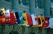 Kantonsfahnen am Bundeshaus in Bern. (Bild: Urs Flüeler/Keystone)