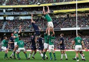 Rugby zieht während der Six Nations die Massen in den Bann: Schottland und Irland versuchen nach dem Einwurf den Ball zu fangen. (Bild: Brian Lawless/AP (Dublin, 10. März 2018))