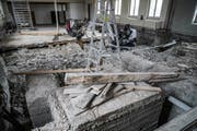 Unter der Theaterbühne im Wängemer Vereinshaus kamen dicke Fundamente aus Beton zum Vorschein. (Bild: Maya Heizmann)
