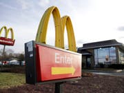 Im Fast-Food-Land Amerika machen McDonald's zahlreiche Rivalen das Leben schwer. Die Angreifer sollen mit modernisierten Filialen, Bestell-Apps, Selbstbedienungssäulen und Rabatten auf Distanz gehalten werden. (Bild: KEYSTONE/AP/JULIO CORTEZ)