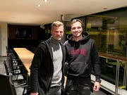 Jérémy Guillemenot wechselte als 18-Jährige von Servette zum FC Barcelona. Jetzt kommt er zum FC St.Gallen, hier im Bild mit Sportchef Alain Sutter. (Bild: ZVG)