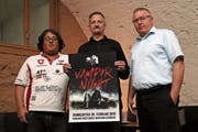 Stefan Hafner (mitte) ist einer der drei Veranstalter der diesjährigen Vampir-Night. (Bild: Res Lerch)