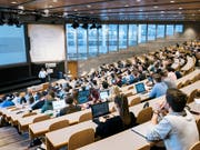 Laut einem Bericht zur demografischen Entwicklung und zur Bildung werden immer mehr Menschen einen Abschluss auf Tertiärstufe vorweisen können. (Bild: KEYSTONE/CHRISTIAN BEUTLER)