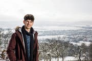 Luzian Franzini im «Siedlungsbrei des Mittellands», im Hintergrund das Solothurner Dorf Egerkingen. (Bild: Mareycke Frehner)