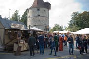 Das Mittelalterfest lockte mit seinen bunten Figuren und vielfältigen Ständen schon vor vier Jahren viele Besucher an. (Bild: Maria Schmid (26. September 2015))