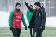 Wieder voll im Training und voller Tatendrang: Miro Muheim (links), hier im Gespräch mit Trainer Peter Zeidler. (Bild: Andy Mueller/Freshfocus)