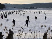 Das Fest der Kälte findet vor allem auf dem zugefrorenen Lac des Taillères auf 1040 Meter über Meer statt. (Bild: Keystone/LAURENT GILLIERON)