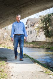Marco Baumann, Experte für Wasserbau, hier an der Murg. (Bild: Andrea Stalder)