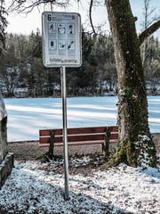 «Eisfläche gesperrt», steht auf dem Warnschild, welches der Aadorfer Werkhof beim Eisweiher aufgestellt hat. (Bild: Kurt Lichtensteiger)