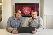 Staatsanwalt Daniel Burgermeister (links) und Martin Reut, Leiter der Polizeieinheit, sind die Köpfe des noch jungen Kompetenzzentrums Cybercrime. (Bild: Hanspeter Schiess)