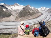 Der Sommer 2018 hat wegen des schönen Wetters viele Menschen zum Wandern in die Natur gezogen. Die Schattenseite davon war, dass sich dadurch mehr Menschen als im Vorjahr verletzt haben. (Bild: KEYSTONE/WALTER BIERI)