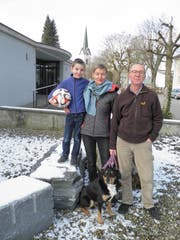 Familie Ammann: Sohn Aaron, Frau Cordula und Bruno Ammann mit Appenzeller-Mischling Gino.