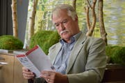 Jürg Morf liest einen Flyer mit dem Programm der VHS Kreuzlingen. (Bild: Annina Flaig)