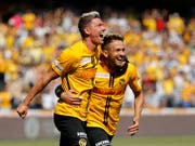 Christian Fassnacht (links) und Miralem Sulejmani freuen sich mit YB über ein weiteres Tor (Bild: KEYSTONE/PETER KLAUNZER)
