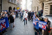 Protest der Maihof-Quartierbewohner vor dem Regierungsgebäude. (Bild: Roger Grütter (Luzern, 8. Mai 2018))
