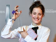 Vicky Krieps ist bei der Verleihung des Deutschen Fernsehpreises als beste Fernsehschauspielerin ausgezeichnet worden. (Bild: KEYSTONE/EPA/SASCHA STEINBACH)