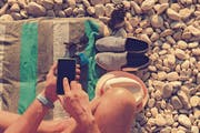 Surfen auf dem Smartphone kann im Ausland mächtig ins Geld gehen. Die Abschaffung der Roaminggebühren gewährleistet Schutz vor monströsen Rechnungen. (Bild: Getty)