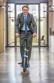 Verkehrsminister Andreas Scheuer fährt mit einem E-Trottinett durch sein Ministerium. Die Schadstoffdebatte um den Autoverkehr hält er für «masochistisch». (Bild: Michael Kappeler/Keystone (Berlin, 18. Dezember 2018))