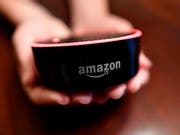War im Weihnachtsgeschäft der bestverkaufte Artikel weltweit beim Online-Versandhändler Amazon: der Mini-Lautsprecher Echo Dot. (Bild: KEYSTONE/AP/MIKE STEWART)