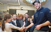 Letzten Frühling besuchte Marc Bischofberger mit seiner Olympia-Medaille die Primarschule an seinem Wohnort Marbach. Die Schülerinnen und Schüler würden sich bestimmt darüber freuen, ihn ein Jahr später mit einer WM-Medaille zu sehen. (Bild: Archiv/Andrea Kobler)