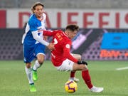Numa Lavanchy (links), hier noch für GC im Zweikampf mit Thuns Mickael Facchinetti (Bild: KEYSTONE/PETER SCHNEIDER)