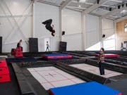 Das Publikum kann sich im Funpark auch beim Trampolinspringen austoben. (Bild: KEYSTONE/JEAN-CHRISTOPHE BOTT)