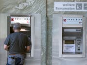 Es gibt mehr Geld von der Berner Kantonalbank - für die Aktionäre. (Bild: KEYSTONE/PETER SCHNEIDER)