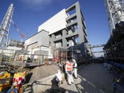 Arbeiter bei Abbrucharbeiten in der Atomruine in Fukushima. (Bild: Keystone/EPA/KIMIMASA MAYAMA)