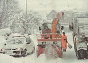 Mit Schleudern und Pflügen versuchte man, den Schneemassen Herr zu werden. (Bild: PD)