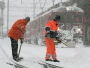 Die Schneefälle setzen dem Zugverkehr zu. Im Bündnerland entgleiste ein Zug. (Bild: KEYSTONE/ARNO BALZARINI)