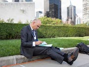 Der Schweizer Bundespräsident, der unkompliziert auf einem Randstein sitzt und Akten studiert, hat weltweit für Aufsehen gesorgt. (Bild: KEYSTONE/PETER KLAUNZER)