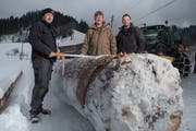 Ober-Schleipfgrend Geri Wechsler (Mitte) mit den Tannenspendern Hans Christen (links) und Ivo Lustenberger. (Bild: Boris Bürgisser, Luthern, 31. Januar 2019)
