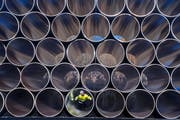 Ein Arbeiter inspiziert einen tonnenschweren Rohrstapel, der für die Gaspipeline Nord Stream 2 im Sassnitzer Hafen im Nordosten Deutschlands verwendet wird. (Bild: Jens Buettner/EPA (Rügen, 6. Dezember 2016))