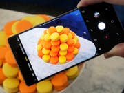 Verkauften sich zuletzt weniger: Die Smartphones von Samsung. (Bild: KEYSTONE/AP/RICHARD DREW)