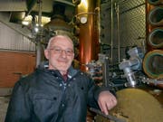 Roland Tuchschmid in seiner zur Destillerie umfunktionierten Scheune. (Bild: Ursula Junker)