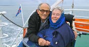 Eine besondere Lovestory: Der Fotograf Niggi Bräuning und seine Frau Annette, die vom Hals abwärts vollständig gelähmt ist. (Bild: Hugofilm)