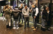 Dieses Bild gehört der Vergangenheit an: Junges Partyvolk vor der «Box» an der Brühlgasse. (Bild: Mario Pavlik, 4. Dezember 2010)