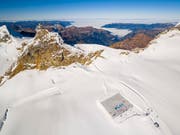 Der Rückzug der Gletscher ist in der Schweiz eine sichtbare Folge der Klimaerwärmung. Im vergangenen November wurde auf dem Aletschgletscher mit einer überdimensionalen Postkarte auf das Problem der Klimaerwärmung aufmerksam gemacht. (Bild: KEYSTONE/VALENTIN FLAURAUD)