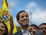 Der selbsternannte Interimspräsident Juan Guaidó hat sich nach eigenen Angaben heimlich mit Vertretern der Sicherheits- und Streitkräfte getroffen. (Bild: KEYSTONE/AP/RODRIGO ABD)