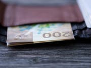 Frauen in der Schweiz erhalten im Schnitt knapp ein Fünftel weniger Lohn als die Männer. Fast 43 Prozent der Unterschiede lassen sich nicht begründen. Im Mittel haben Frauen monatlich 657 Franken weniger in der Lohntüte als Männer mit haargenau denselben Voraussetzungen (Archivbild). (Bild: KEYSTONE/CHRISTIAN BEUTLER)