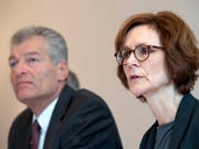 Economiesuisse-Präsident Heinz Karrer und Direktorin Monika Rühl heben die Vorteile des institutionellen Abkommens mit der EU hervor. (Bild: KEYSTONE/ANTHONY ANEX)