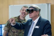 Divisionär Daniel Keller (links) zeigt dem Luzerner Sicherheitsdirektor Paul Winiker das Potenzial von Virtual-Reality-Brillen. (Bild: Pius Amrein, Luzern 31. Januar 2019)