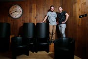 Marco Zimmermann (links) und Stefan Enzler führen das Riviera Café seit einem Jahr. (Bild: Stefan Kaiser (Walchwil, 23. Januar 2018))