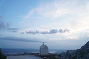 Oben auf dem Velebit-Gebirge erblickt man gar die Küstenstadt Zadar.