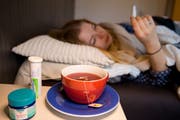 Gliederschmerzen, Schüttelfrost und hohes Fieber können auf eine Influenza hindeuten. Noch ist die aktuelle Grippewelle nicht überstanden. (Symbolbild: Eveline Beerkircher)