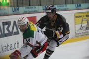 Elia Mettler (links) kämpft gegen Wetzikons Captain Nicolas Marzan um den Puck. Morgen stehen sich die beiden ehemaligen Elitespieler von Rapperswil-Jona erneut gegenüber. (Bild: Tim Frei)