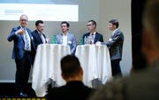 Setzen sich alle für den Zimmerberg-Basistunnel II ein (von links).: Peter Hegglin (Ständerat ZG), Florian Weber (Regierungsrat ZG), Simon Rohrer (Novartis), Werner Schurter (SBB). Moderiert wurde der Anlass von Jérôme Martinu, Chefredaktor Luzerner Zeitung und Regionalausgaben (rechts). (Bild: Stefan Kaiser (Steinhausen, 30. Januar 2019))
