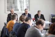 Nehmen Stellung zum Bundesgerichtsentscheid über die Prämienverbilligung: Erwin Roos (Departementssekretär), Regierungsrat Guido Graf und Rolf Frick (Leiter Rechtsdienst Gesundheits- und Sozialdepartement). (Bild: Manuela Jans-Koch, Luzern, 31. Januar 2018)